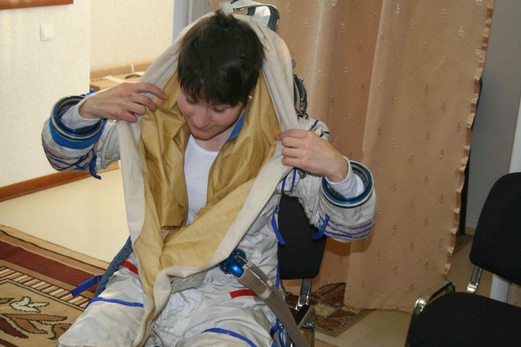 Samantha Cristoforetti indossa una tuta Sokol per una simulazione. Fonte: Gagarin Cosmonaut Training Center