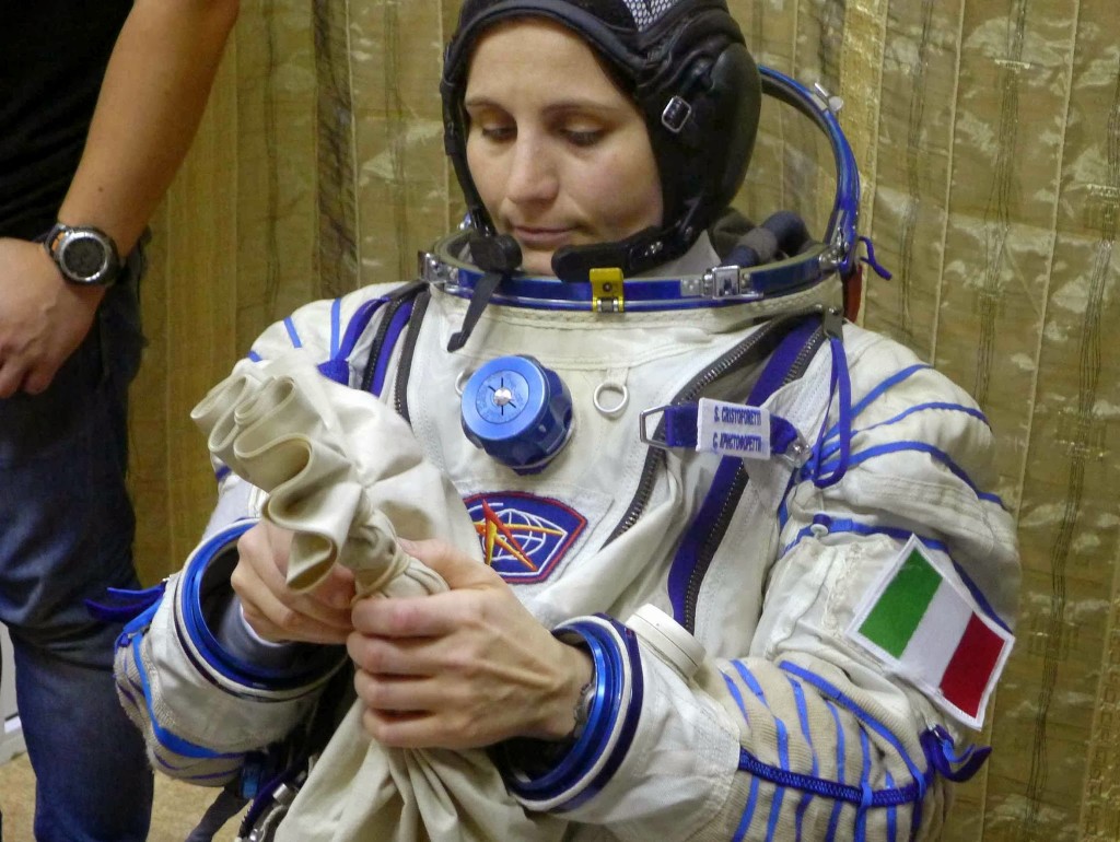 Samantha Cristoforetti indossa una tuta Sokol per una simulazione. Fonte: Gagarin Cosmonaut Training Center