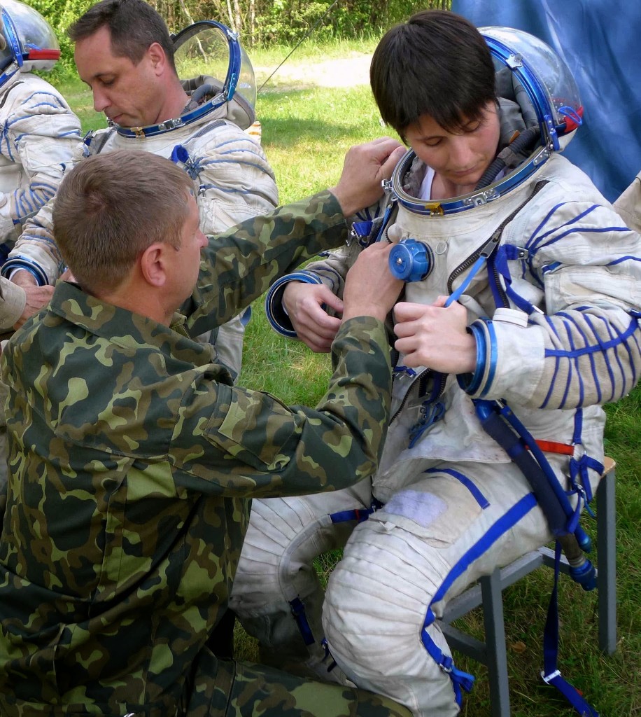 Samantha Cristoforetti indossa una tuta Sokol per una simulazione. Fonte: Gagarin Cosmonaut Training Center