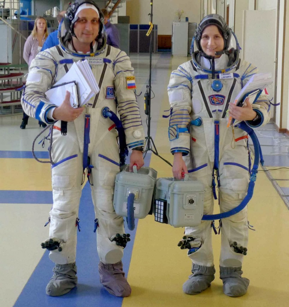 Samantha Cristoforetti indossa una tuta Sokol per una simulazione. Fonte: Gagarin Cosmonaut Training Center