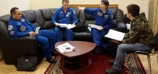 Samantha Cristoforetti e l'equipaggio della Soyuz TMA-15M al debrief con l'istruttore dopo una simulazione Soyuz. Fonte: Samantha Cristoforetti