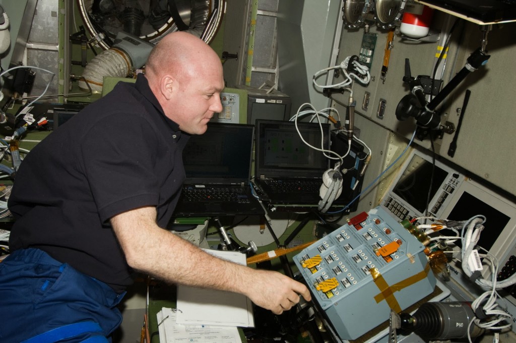 André Kuipers davanti al pannello di controllo dell’ATV sulla ISS. Fonte: NASA