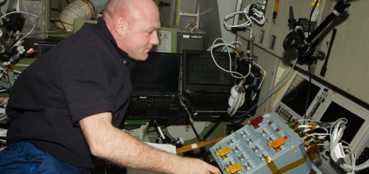 André Kuipers davanti al pannello di controllo dell’ATV sulla ISS. Fonte: NASA