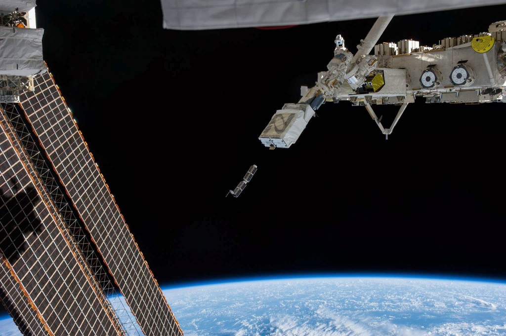 Il rilascio di un gruppo di CubeSat da Kibo sulla ISS. Fonte: NASA