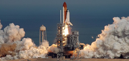 Sullo sfondo del blu dell'Oceano Atlantico, lo Space Shuttle decolla dal Kennedy Space Center con il suo equipaggio di 7 astronauti - L'inizio della missione STS-122 verso la ISS. Credit: NASA/Jim Grossmann.