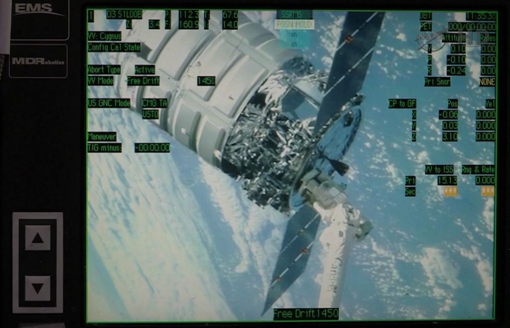 Un monitor della Robotics Workstation nella Cupola fornisce all'equipaggio dell'Expedition 38 una vista di Cygnus sulla parte terminale del braccio robotico dell'International Space Station's . Image Credit: NASA TV