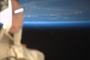 Rick Mastracchio a bordo della ISS ha ripreso la scia dell'Ariane 5 durante il suo viaggio verso l'orbita. (C) NASA/Rick Mastracchio