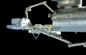 Il braccio robotico di Kibo al lavoro con il Canadarm2 della ISS. Fonte: NASA