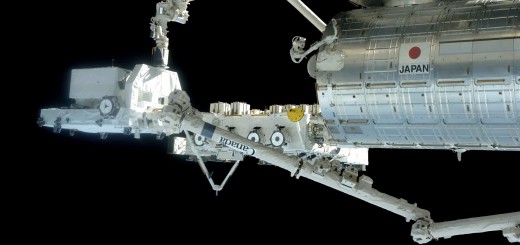 Il braccio robotico di Kibo al lavoro con il Canadarm2 della ISS. Fonte: NASA