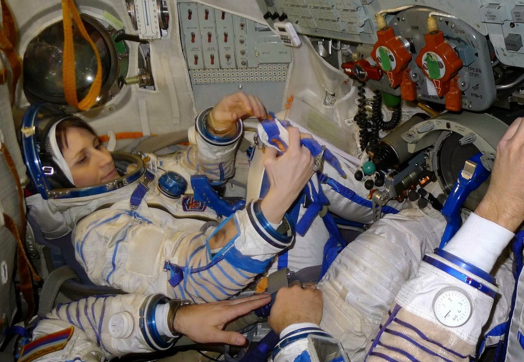 Samantha Cristoforetti in tuta Sokol nel simulatore Soyuz a Star City. Fonte: Samantha Cristoforetti