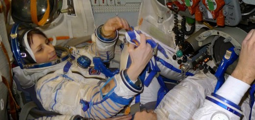 Samantha Cristoforetti in tuta Sokol nel simulatore Soyuz a Star City. Fonte: Samantha Cristoforetti