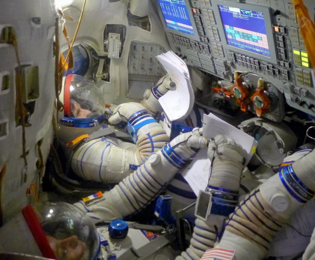 Samantha Cristoforetti esegue un controllo di tenuta della tuta Sokol in una simulazione Soyuz. Fonte: Samantha Cristoforetti