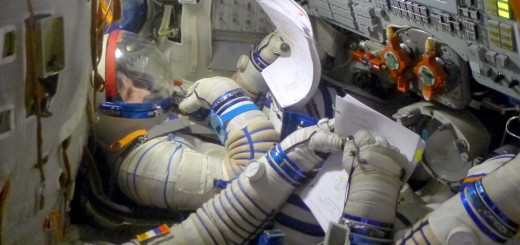 Samantha Cristoforetti esegue un controllo di tenuta della tuta Sokol in una simulazione Soyuz. Fonte: Samantha Cristoforetti
