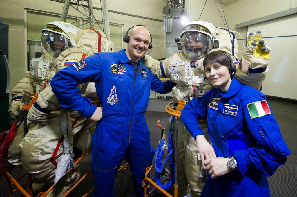 Samantha Cristoforetti e Alexander Gerst nel simulatore dell'airlock Orlan a Star City. Fonte: Gagarin Cosmonaut Training Center