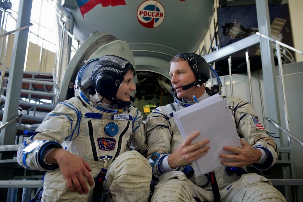 Samantha Cristoforetti e Terry Virts in tuta Sokol davanti al simulatore Soyuz a Star City. Fonte: Gagarin Cosmonaut Training Center