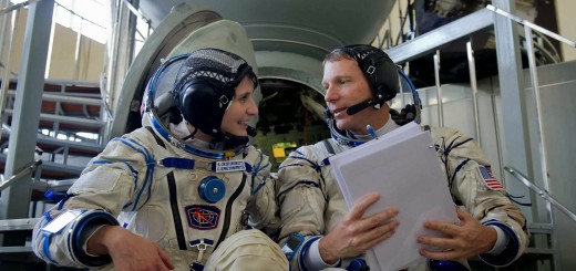 Samantha Cristoforetti e Terry Virts in tuta Sokol davanti al simulatore Soyuz a Star City. Fonte: Gagarin Cosmonaut Training Center