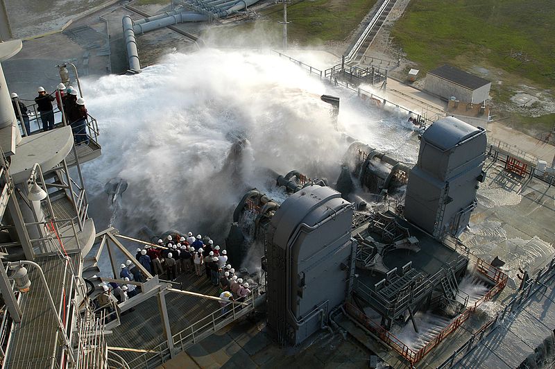 Una dimostrazione del funzionamento del Sound Suppression System per gli Shuttle sulla rampa 39A. Credit: NASA.