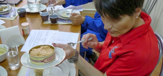 Samantha Cristoforetti a una sessione di assaggio di cibo spaziale russo a Star City. Fonte: Samantha Cristoforetti