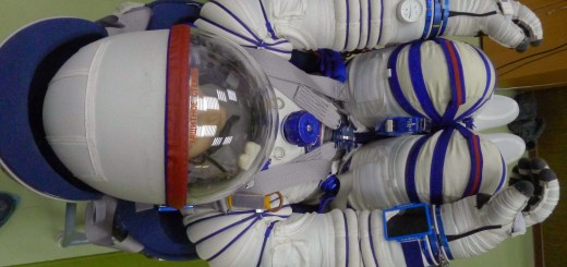 Samantha Cristoforetti prova la tuta Sokol di volo alla sovrapressione di 0,4 atm agli stabilimenti Svesda. Fonte: Samantha Cristoforetti