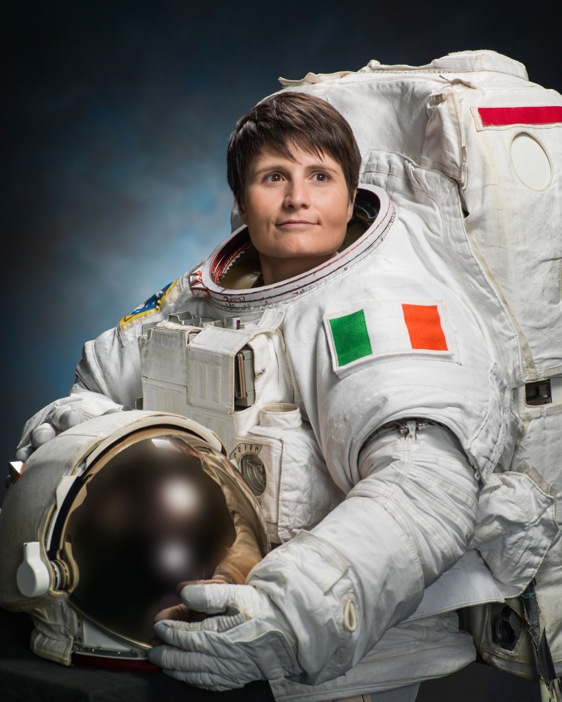 Ritratto NASA di Samantha Cristoforetti in tuta EMU. Fonte: NASA