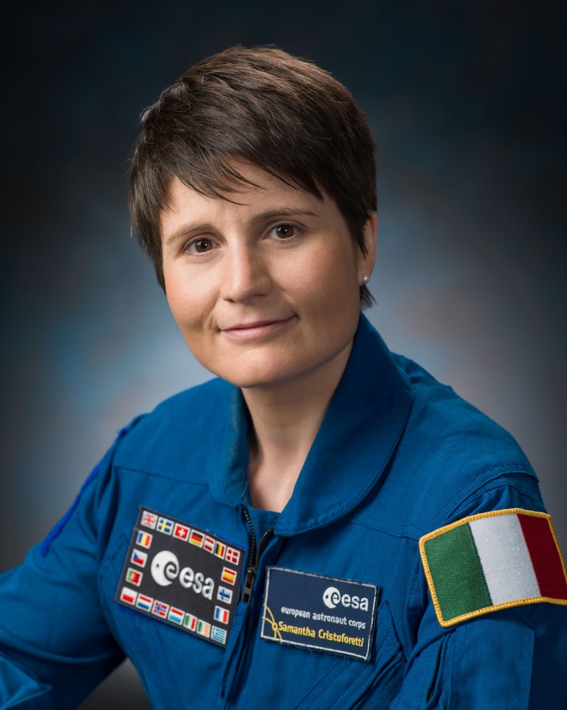 Ritratto NASA di Samantha Cristoforetti in uniforme da astronauta. Fonte: NASA