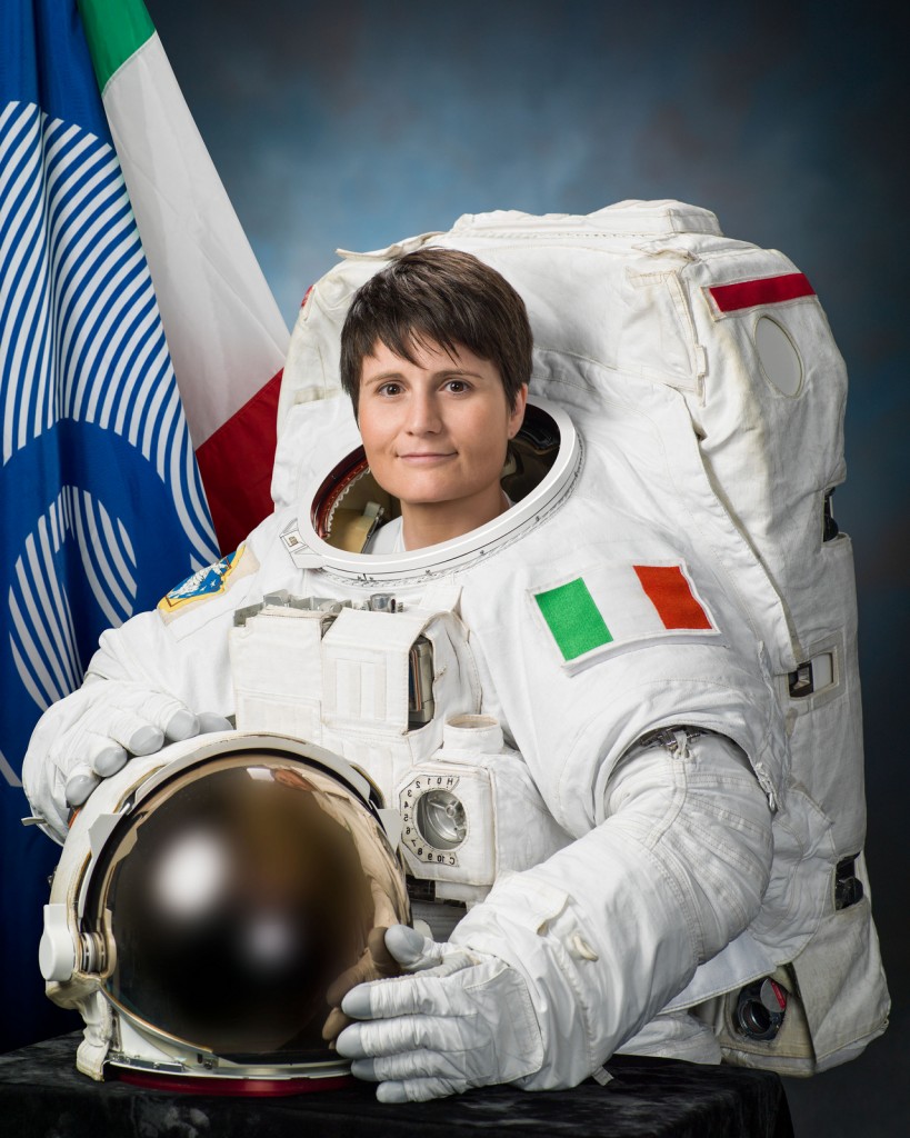 Ritratto NASA di Samantha Cristoforetti in tuta EMU. Fonte: NASA