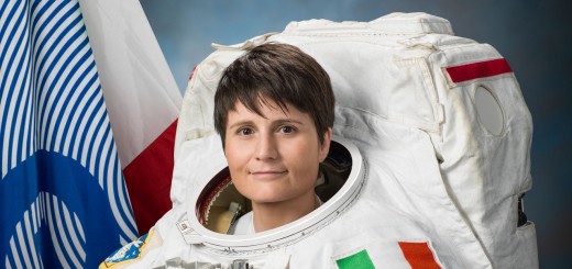 Ritratto NASA di Samantha Cristoforetti in tuta EMU. Fonte: NASA
