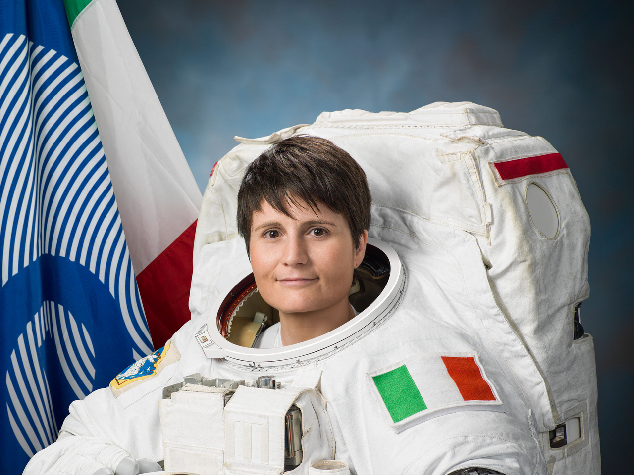 Ritratto NASA di Samantha Cristoforetti in tuta EMU. Fonte: NASA