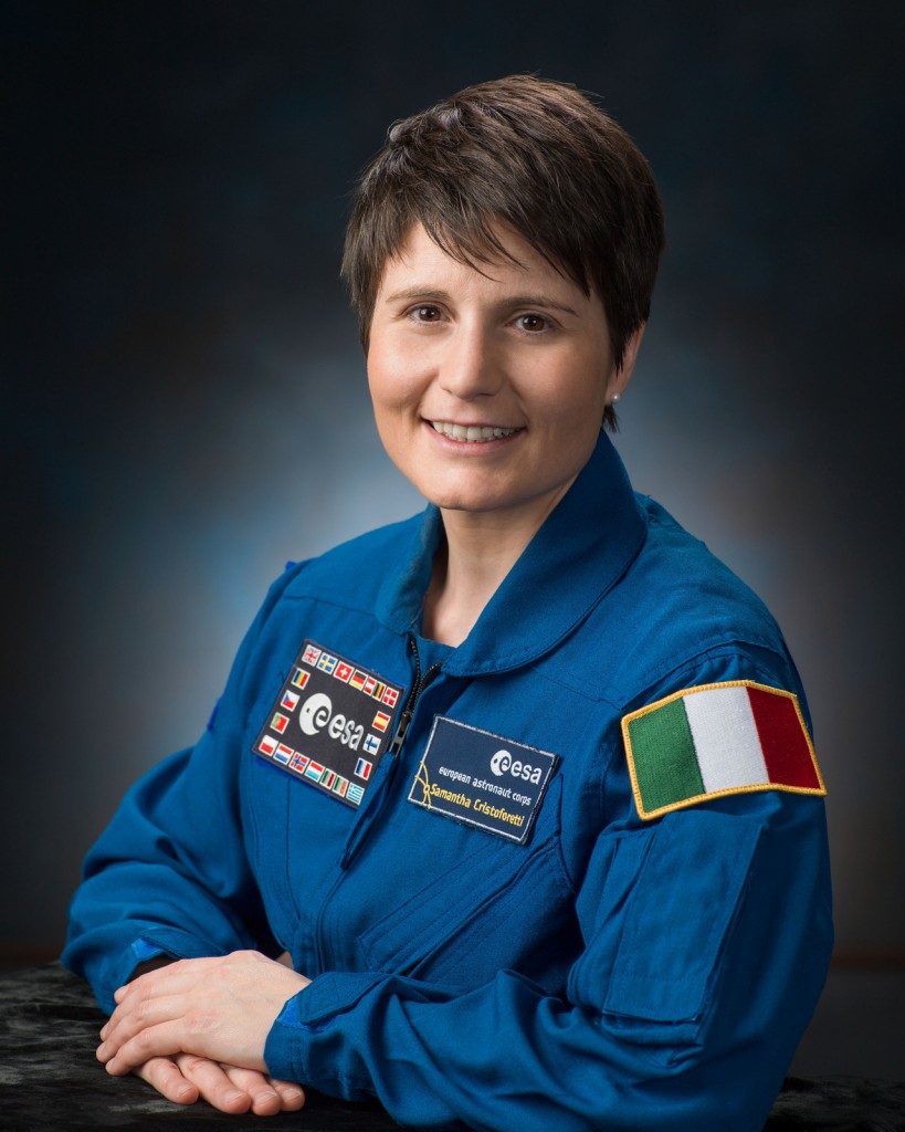 Ritratto NASA di Samantha Cristoforetti in uniforme da astronauta. Fonte: NASA