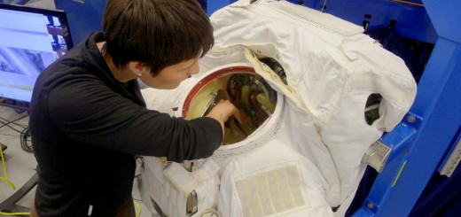 Samantha Cristoforetti si addestra alla manutenzione della tuta EMU al JSC. Fonte: Samantha Cristoforetti
