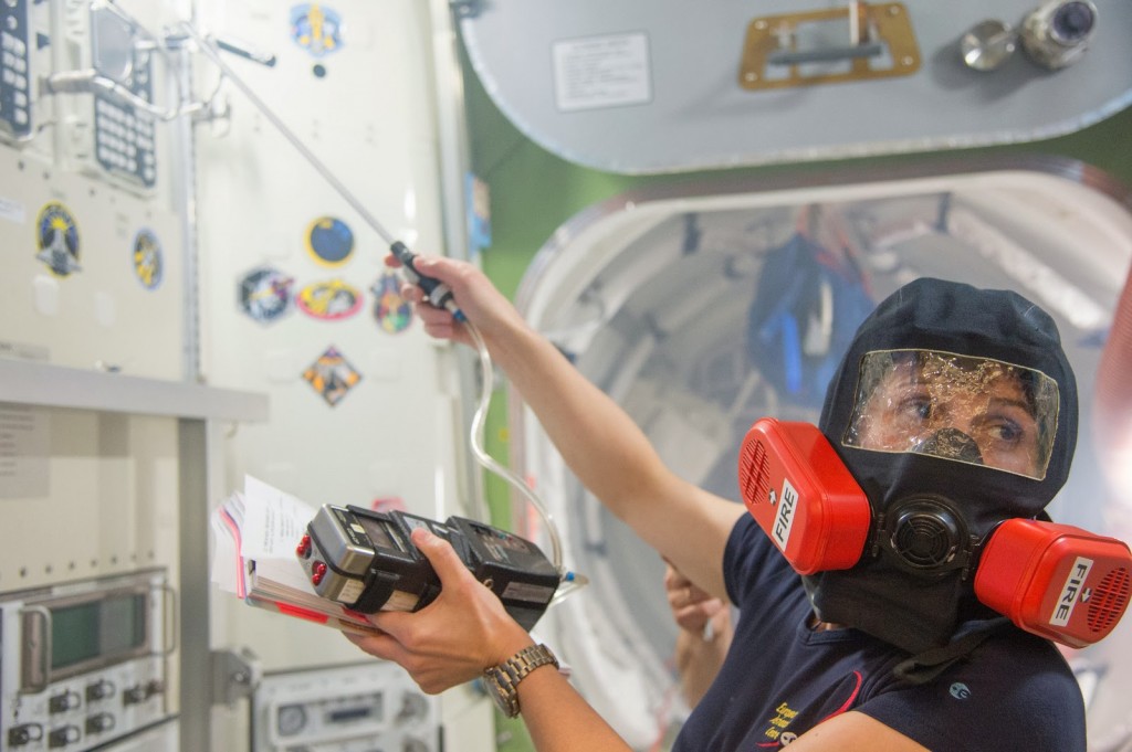 Samantha Cristoforetti in una simulazione antincendio nel mockup della ISS al JSC. Fonte: NASA