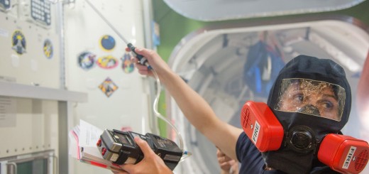 Samantha Cristoforetti in una simulazione antincendio nel mockup della ISS al JSC. Fonte: NASA