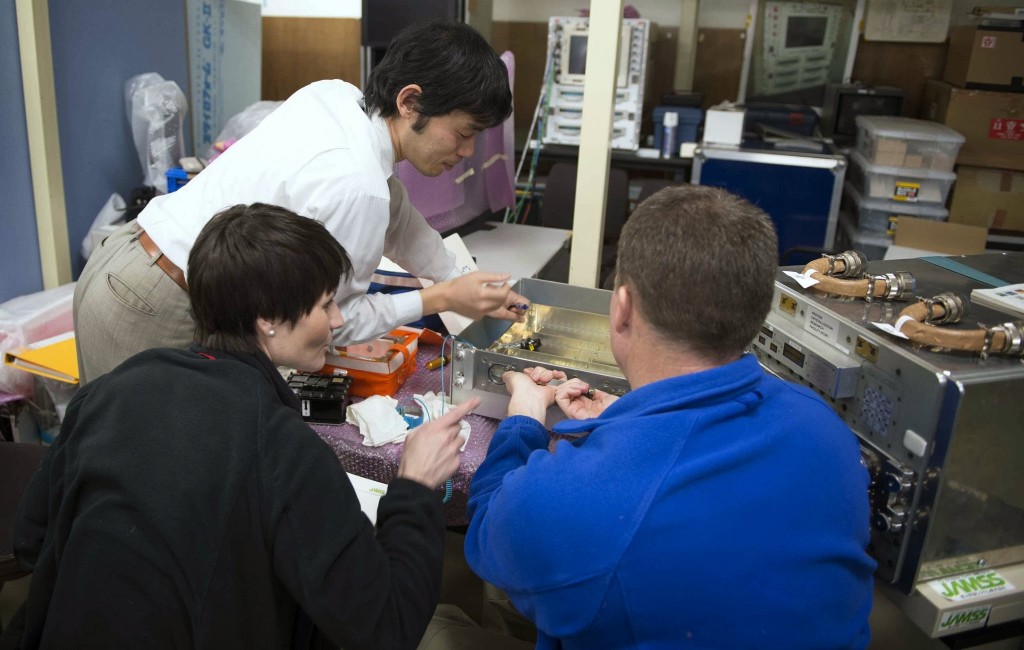 Samantha Cristoforetti e Terry Virts esaminano un modello da addestramento della Protein Crystallization Research Facility (PCRF) di Kibo. Fonte: ESA/Corvaja