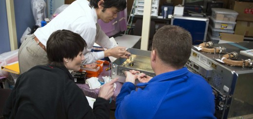 Samantha Cristoforetti e Terry Virts esaminano un modello da addestramento della Protein Crystallization Research Facility (PCRF) di Kibo. Fonte: ESA/Corvaja