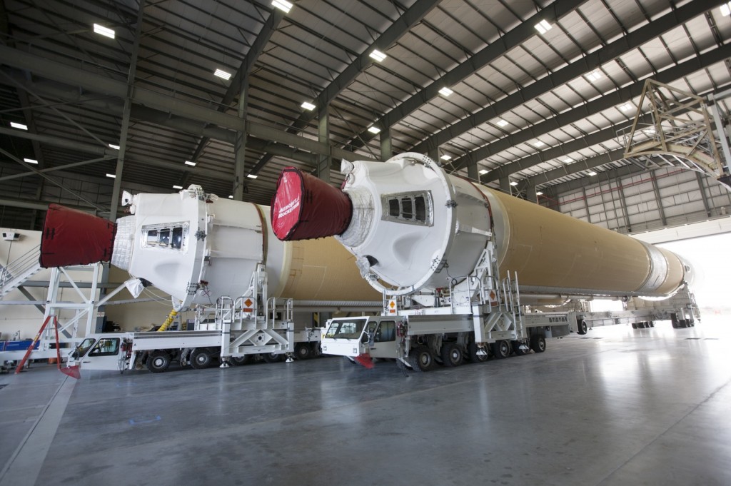 I booster laterali del vettore Delta IV Heavy per la missione EFT-1. Credit NASA. 