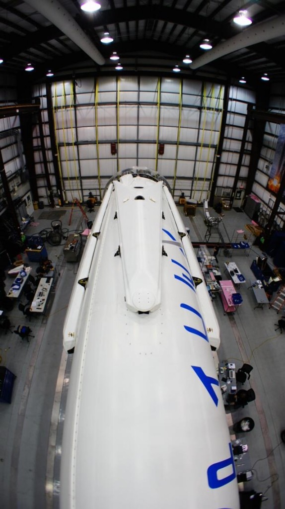 Le "zampe" del primo stadio del Falcon 9 al termine dell'assemblaggio per la missione CRS-3. Credit: SpaceX.