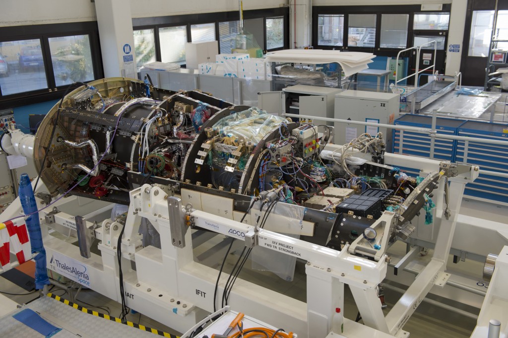 IXV in fase di integrazione allo stabilimento TAS di Torino nel febbraio 2014. Credit: ESA/S. Corvaja