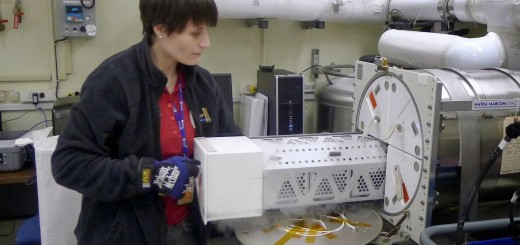 Samantha Cristoforetti al lavoro su un esemplare da addestramento di Melfi al JSC. Fonte: Samantha Cristoforetti