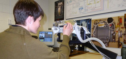 Samantha Cristoforetti esamina gli schemi elettrici della tuta EMU al JSC. Fonte: Samantha Cristoforetti