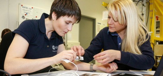 Samantha Cristoforetti si addestra all'esperimento Skin-B all'EAC di Colonia. Credit: ESA/Grotheus