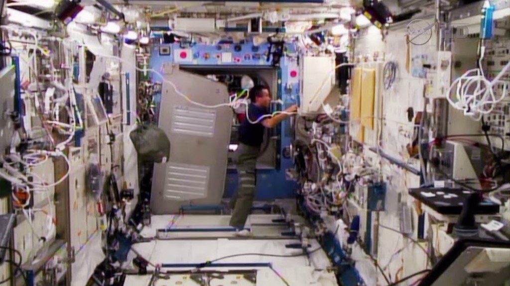 Lo spostamento del rack Deck 1 di Kibo per l'ispezione di una pompa di raffreddamento difettosa. Fonte: NASA