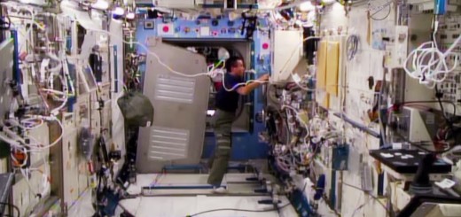 Lo spostamento del rack Deck 1 di Kibo per l'ispezione di una pompa di raffreddamento difettosa. Fonte: NASA