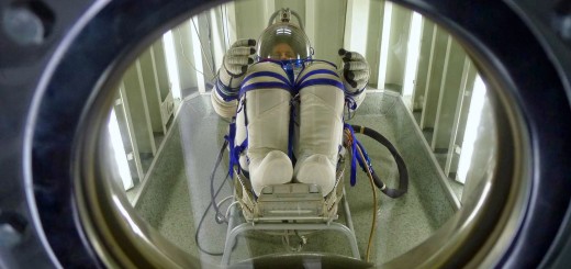 Samantha Cristoforetti in un'esercitazione in tuta Sokol nella camera a vuoto. Credit: Samantha Cristoforetti