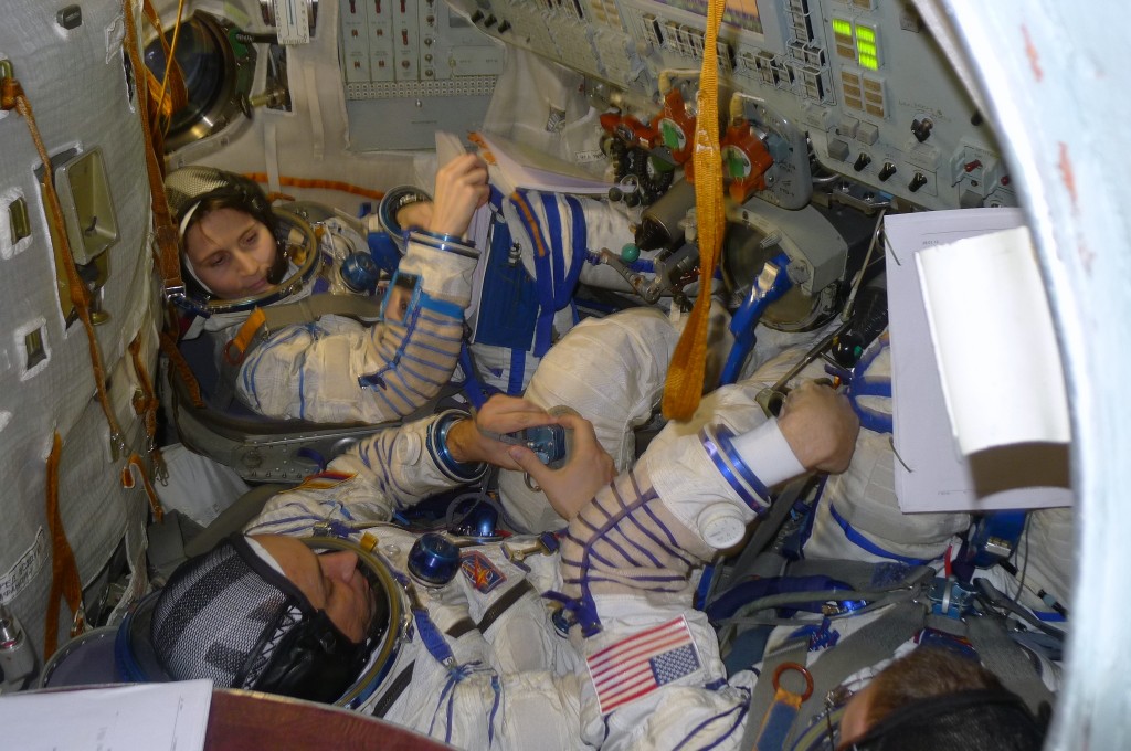 Samantha Cristoforetti con l'equipaggio della Soyuz TMA-15M nel simulatore a Star City. Credit: Samantha Cristoforetti