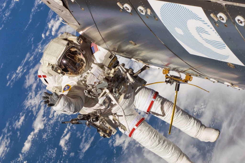 Un astronauta in EVA accanto all’antenna AIS su Columbus. Credit: NASA