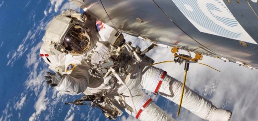 Un astronauta in EVA accanto all’antenna AIS su Columbus. Credit: NASA
