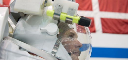 Andreas Mogensen in tuta EMU al NBL. Credit: NASA/ESA–J. Blair