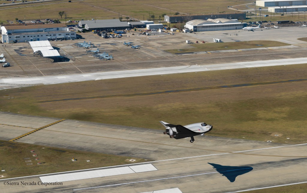 In questo concept, il Dream Chaser atterra su di una pista di Ellington Field presso Houston. (C) Sierra Nevada Corporation.