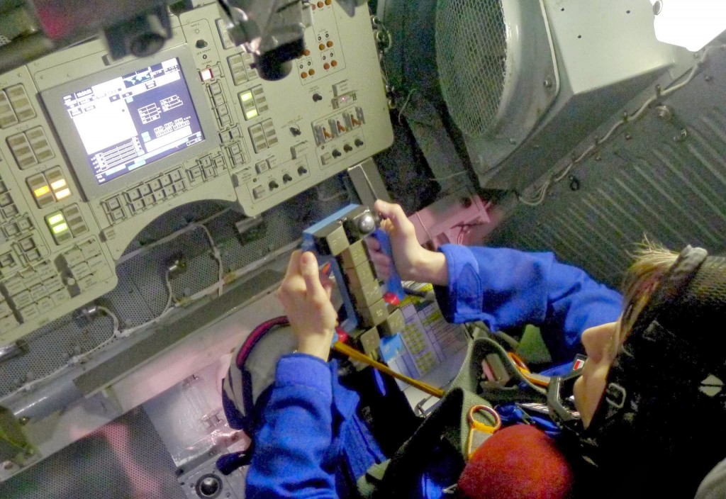 Samantha Cristoforetti si addestra all'esame di rientro manuale della Soyuz nella centrifuga di Star City. Credit: Samantha Cristoforetti