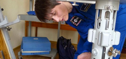 Samantha Cristoforetti esamina il dispositivo per la misura della massa corporea sulla ISS a Star City. Credit: Samantha Cristoforetti